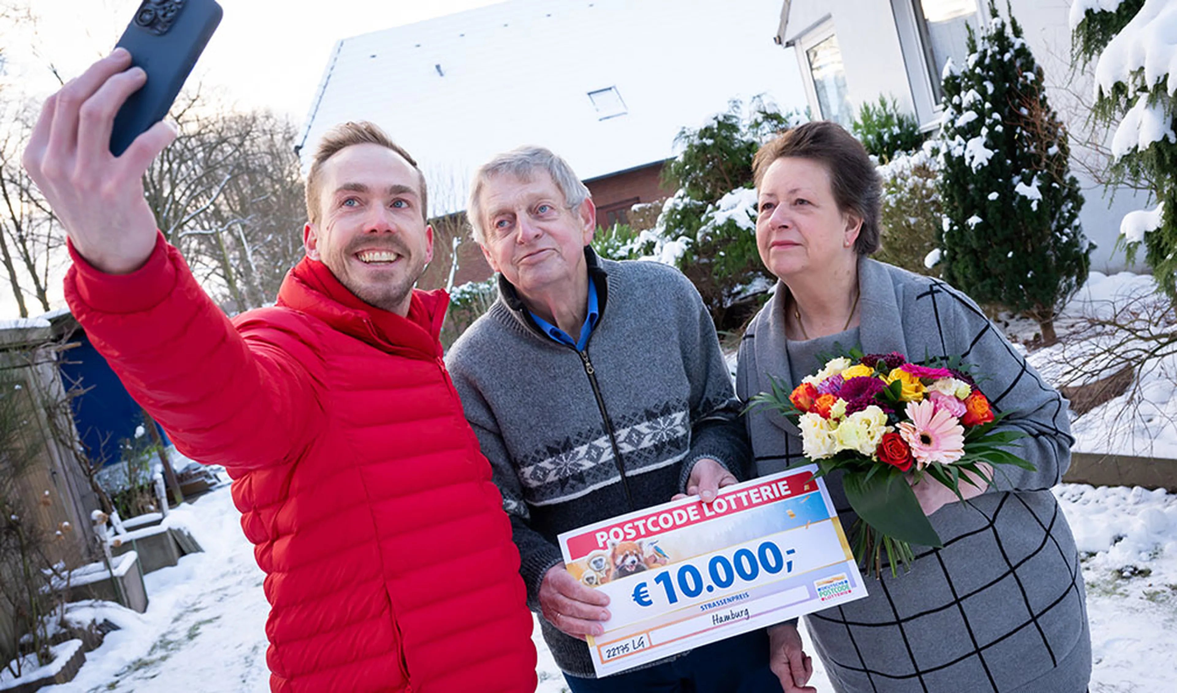 Felix Uhlig nimmt Selfie mit Gewinnern auf