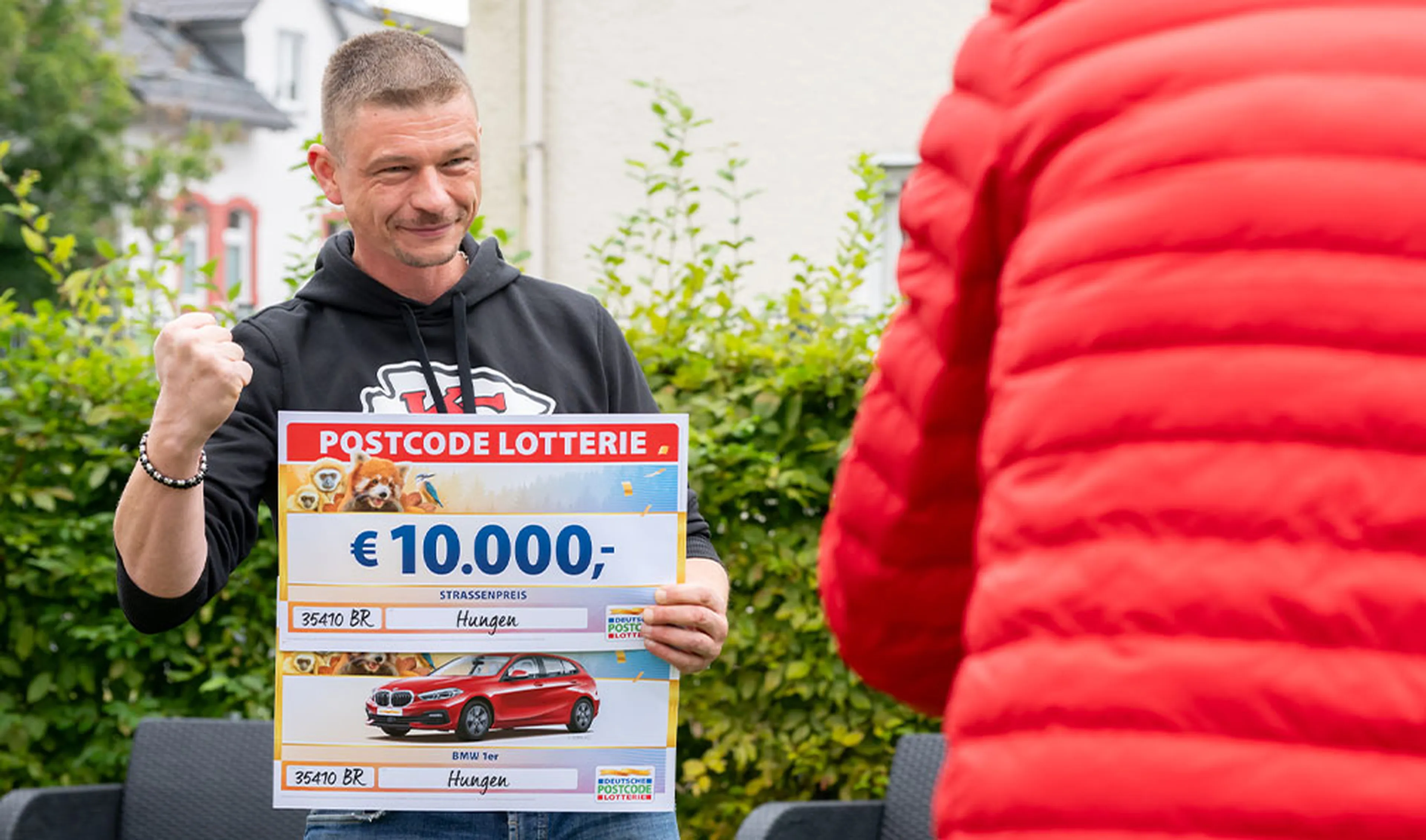 Der Straßenpreis Gewinner in Hungen freut sich über 10.000 Euro und einen BMW 1er