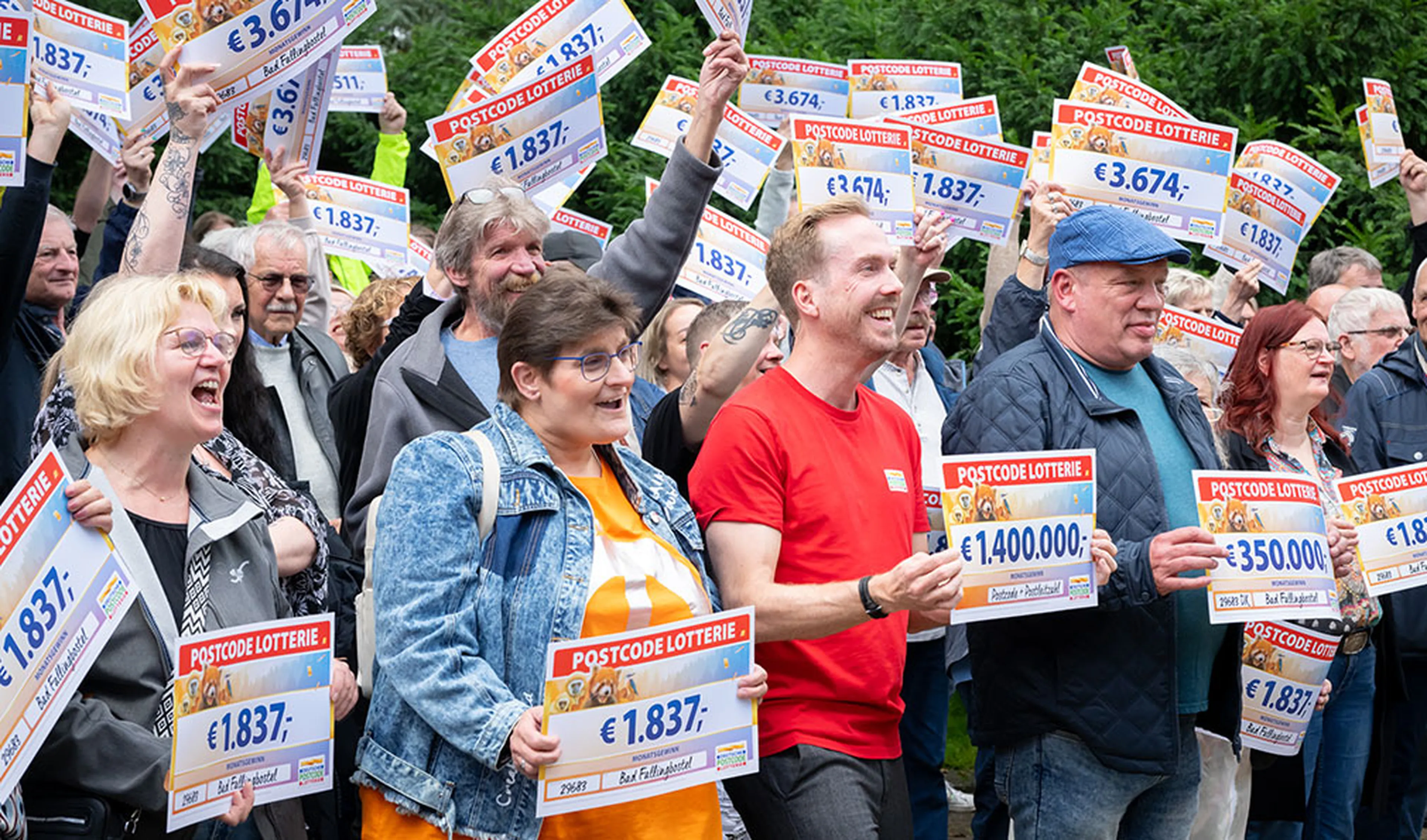 Die Gewinner beim Monatsgewinn der Postcode Lotterie jubeln über insgesamt 1,4 Millionen Euro