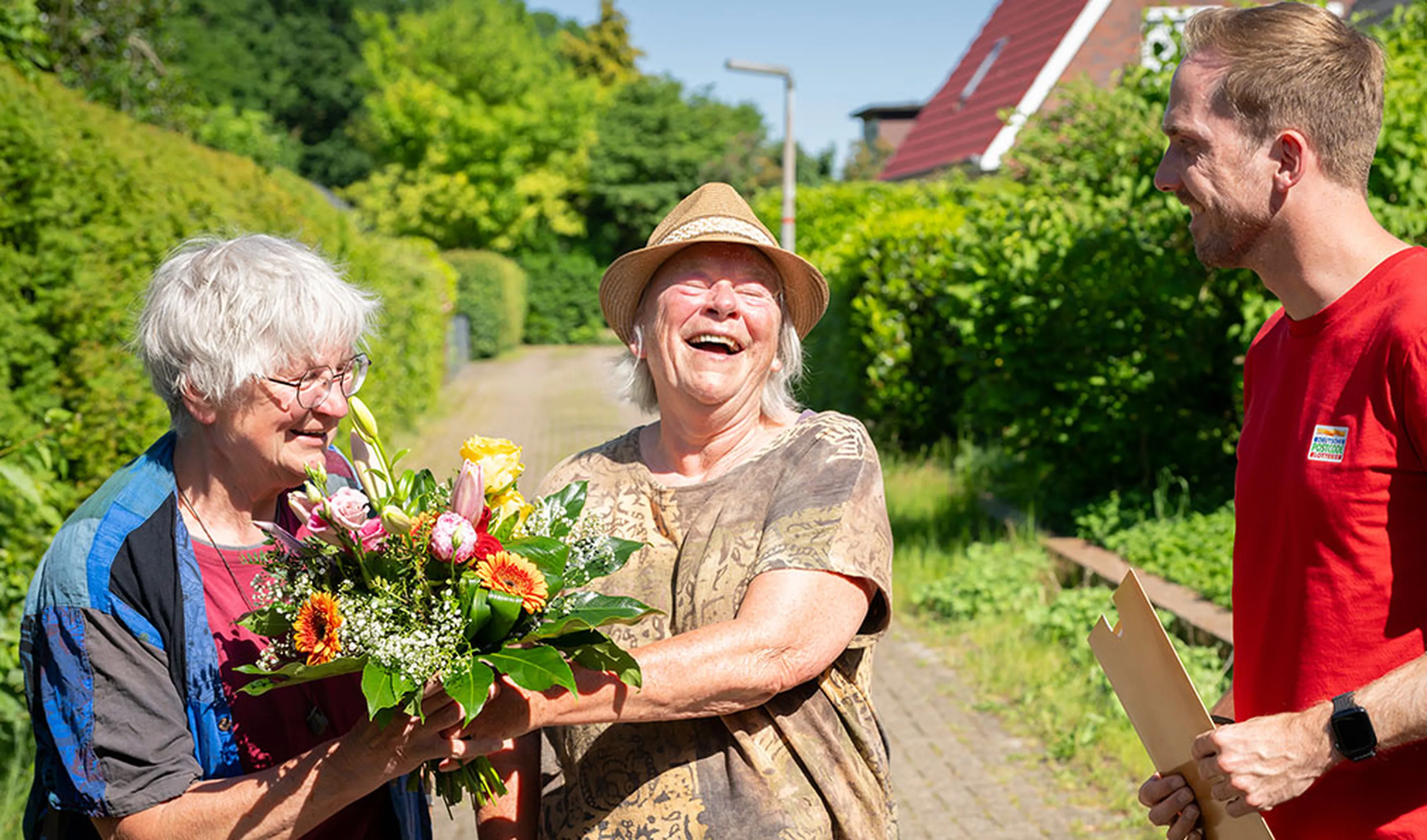 Die Straßenpreis Gewinnerinnen in Edewecht freuen sich über 10.000 Euro pro Los