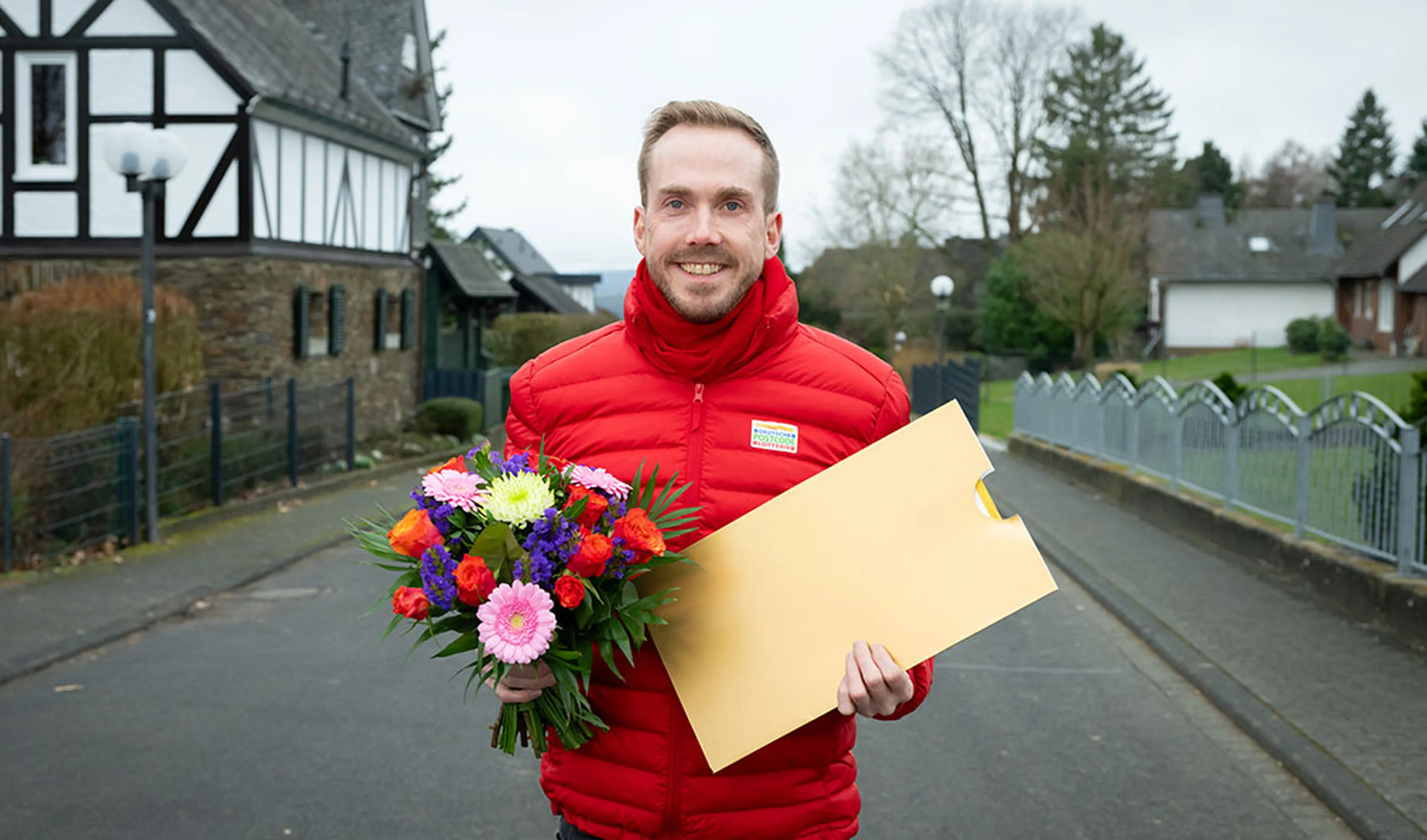 Die Deutsche Postcode Lotterie verteilt große Schecks in goldenen Umschlägen