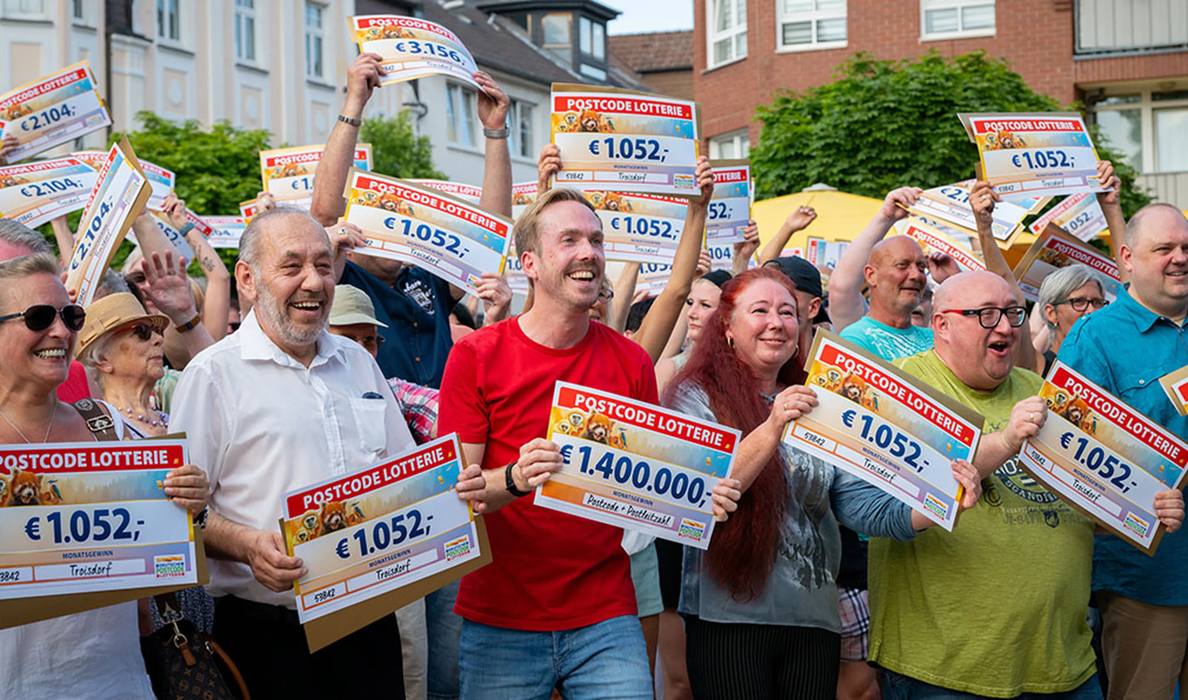 Die Monatsgewinner in Troisdorf jubeln über insgesamt 1,4 Millionen Euro