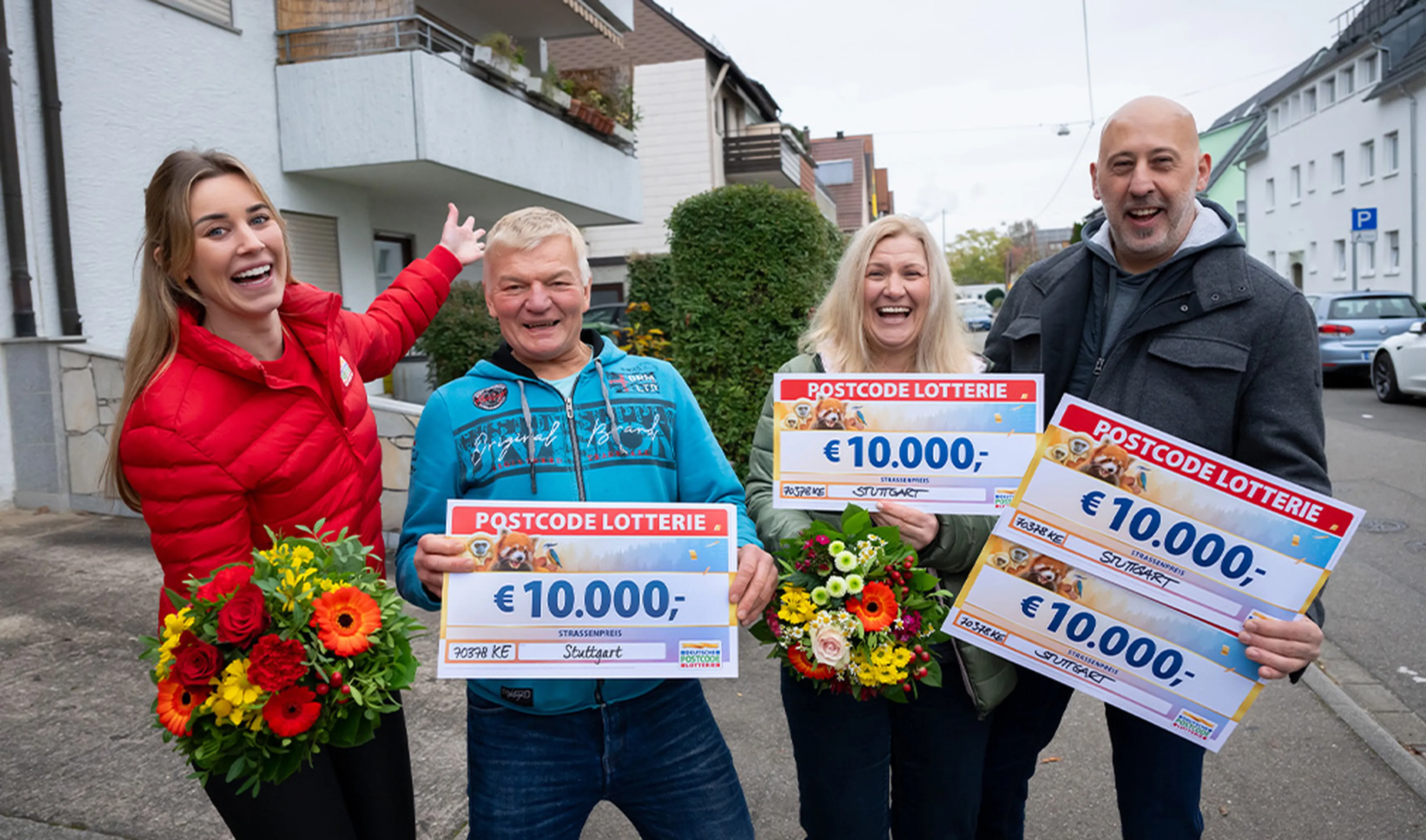 Bea präsentiert glückliche Gewinner