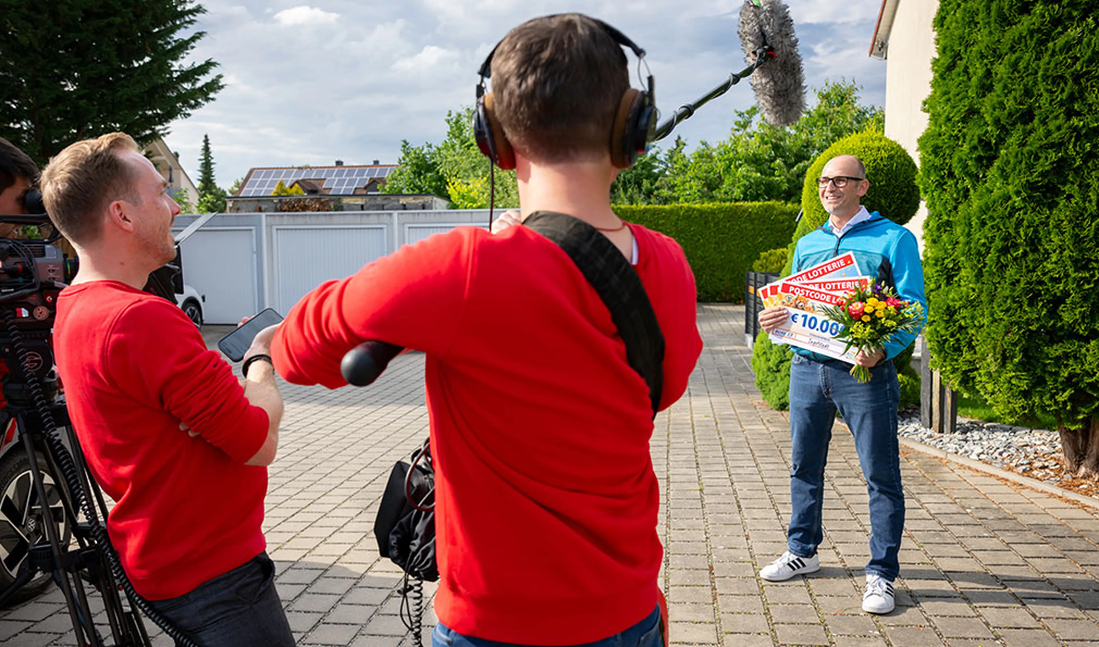 Beim Straßenpreis gewinnen die Glückspilze der Deutschen Postcode Lotterie 10.000 Euro pro Los