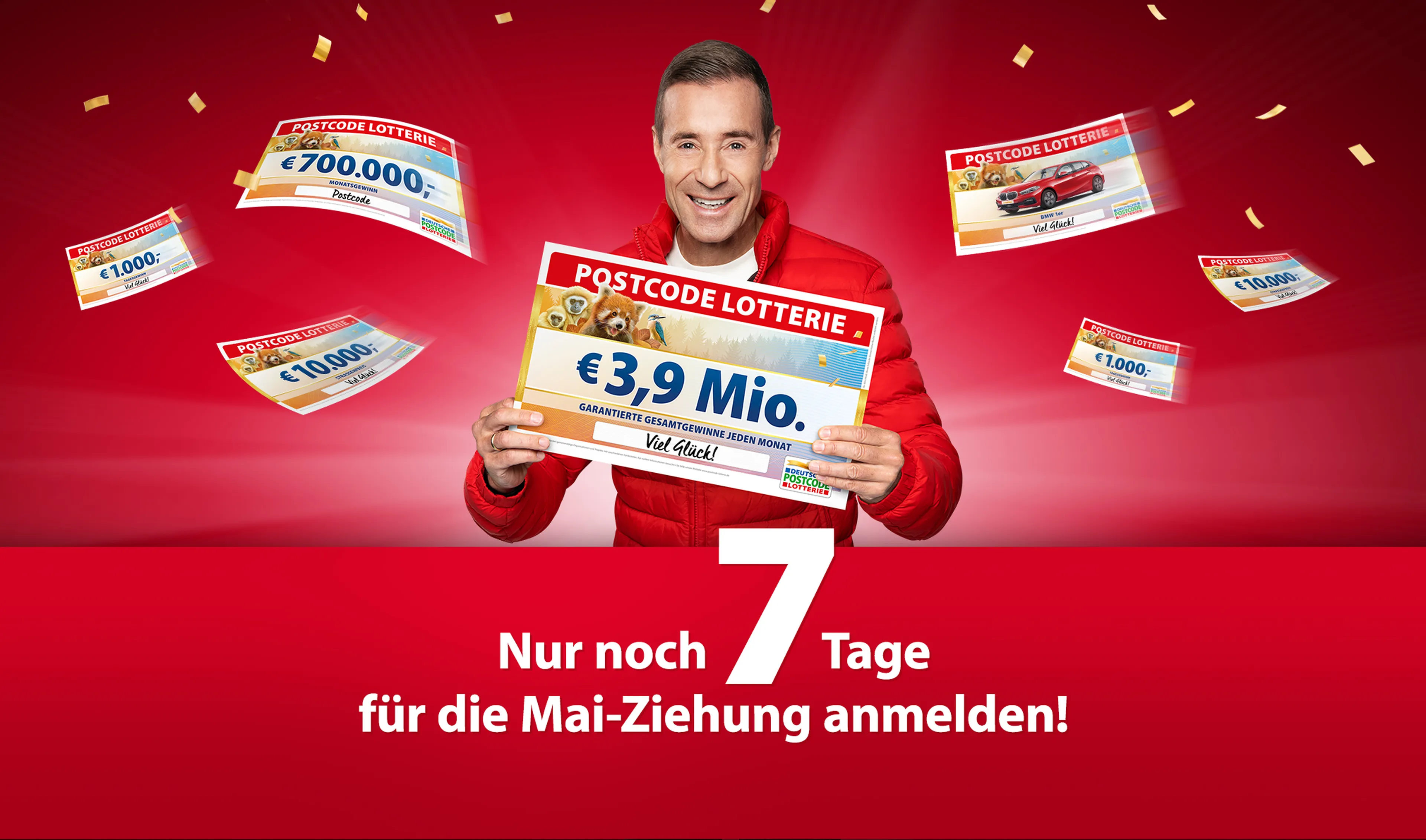 Kai Pflaume zeigt einen Scheck über 3,9 Millionen Euro der Deutschen Postcode Lotterie