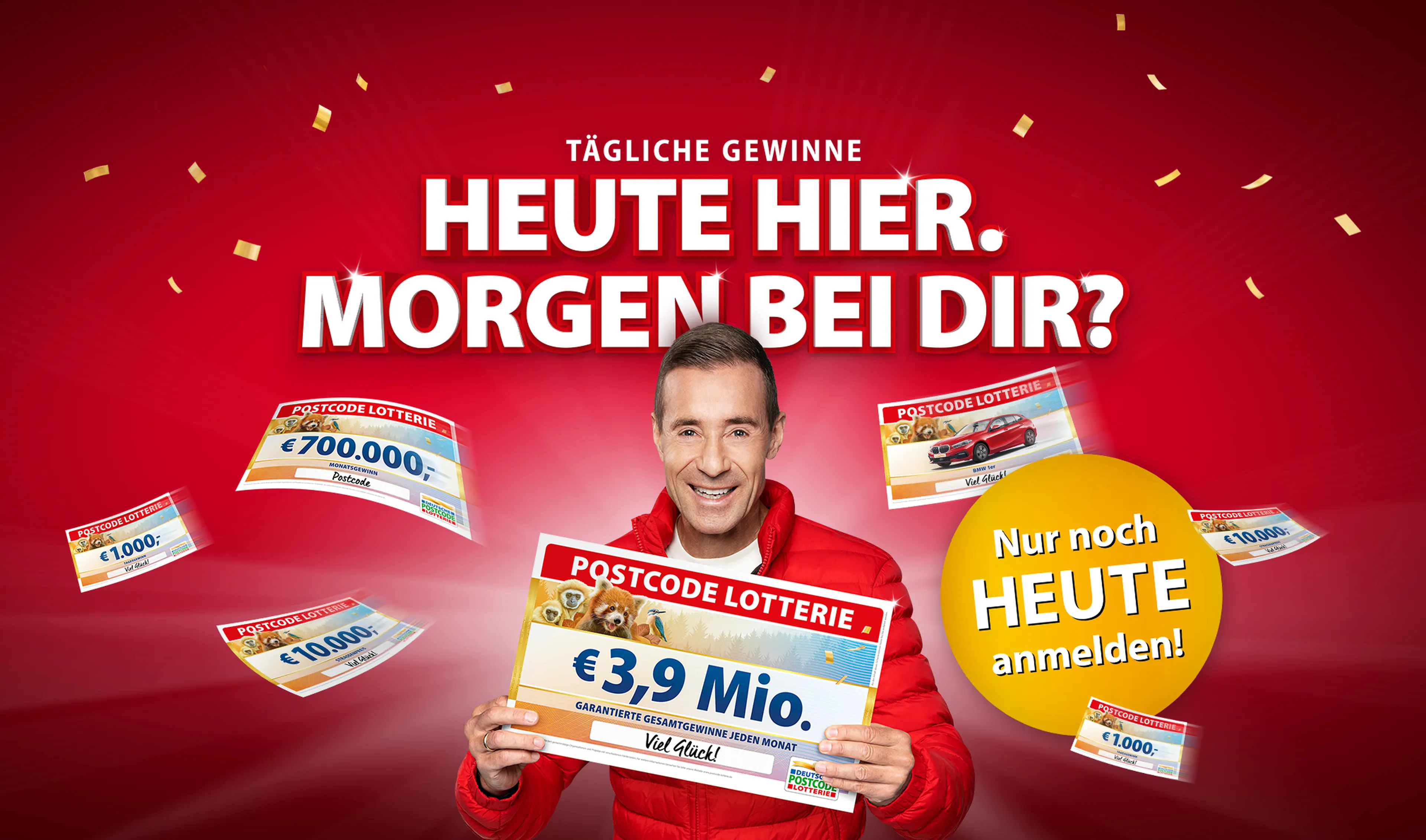 Kai Pflaume zeigt einen Scheck der Deutschen Postcode Lotterie über 3,9 Millionen Euro