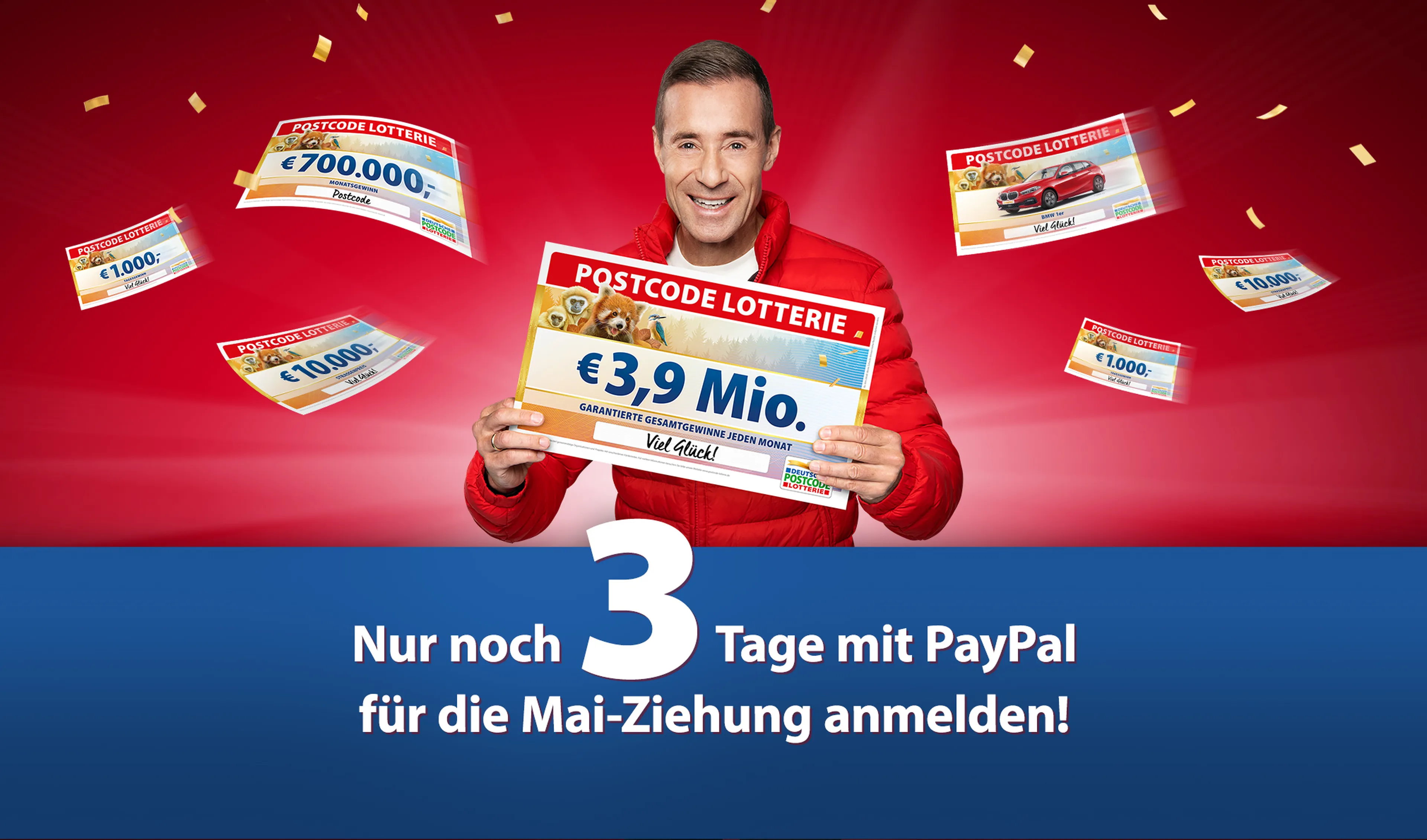 Kai Pflaume zeigt einen Scheck über 3,9 Millionen Euro der Deutschen Postcode Lotterie