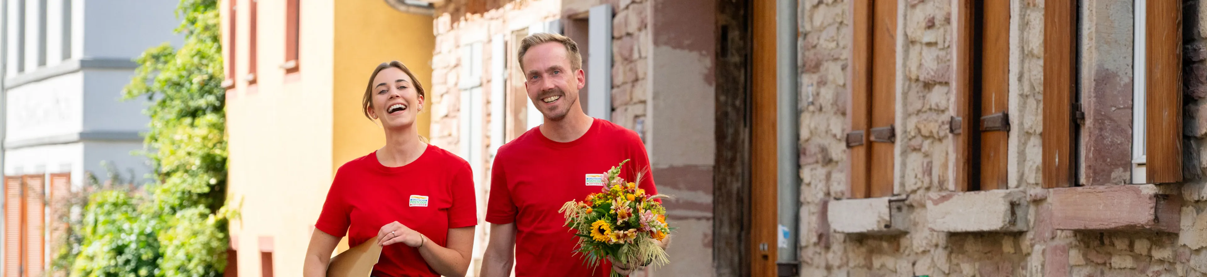 Die Gewinnerin beim Straßenpreis der Deutschen Postcode Lotterie freut sich über 10.000 Euro