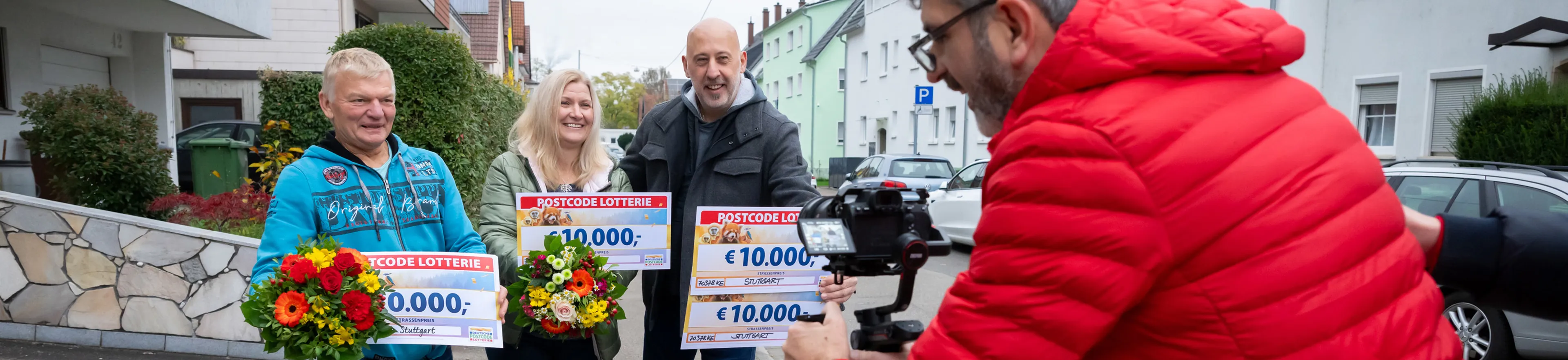 Glücklicher Straßenpreis-Gewinner in Stuttgart überrascht vom Team der Postcode Lotterie