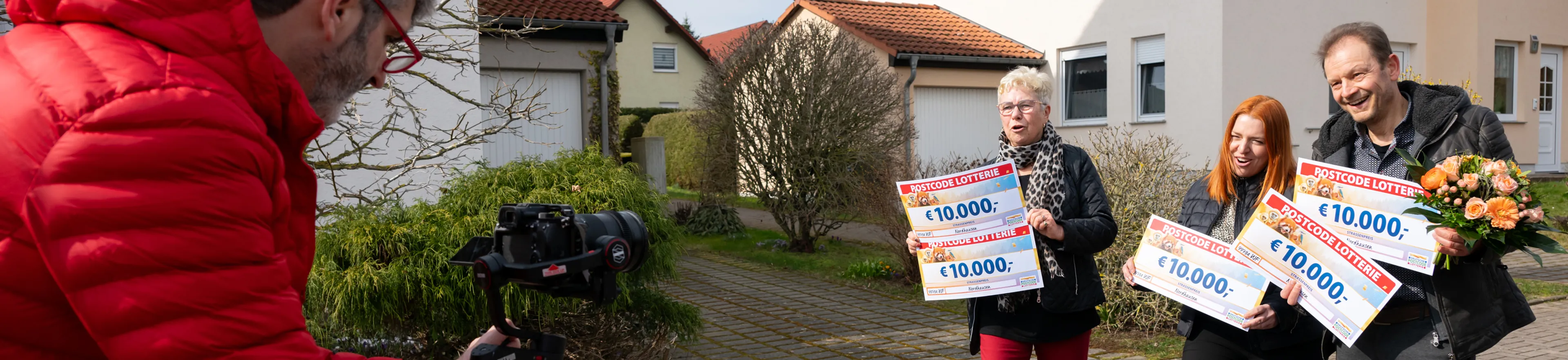 Gewinnerinnen und Gewinner beim Straßenpreis der Deutschen Postcode Lotterie