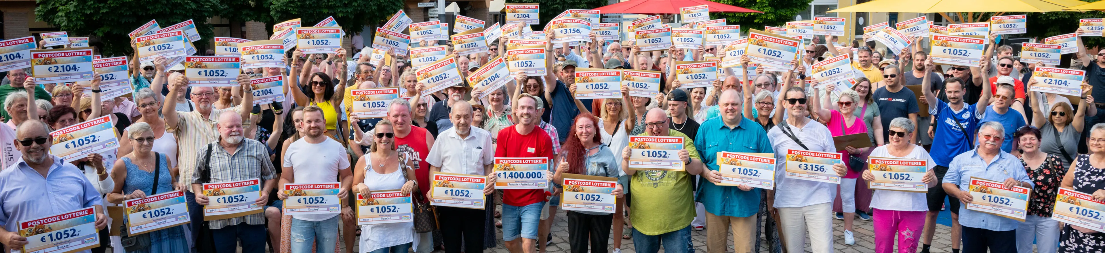 Die Gewinnerinnen und Gewinner beim Monatsgewinn in Troisdorf jubeln über insgesamt 1,4 Millionen Euro
