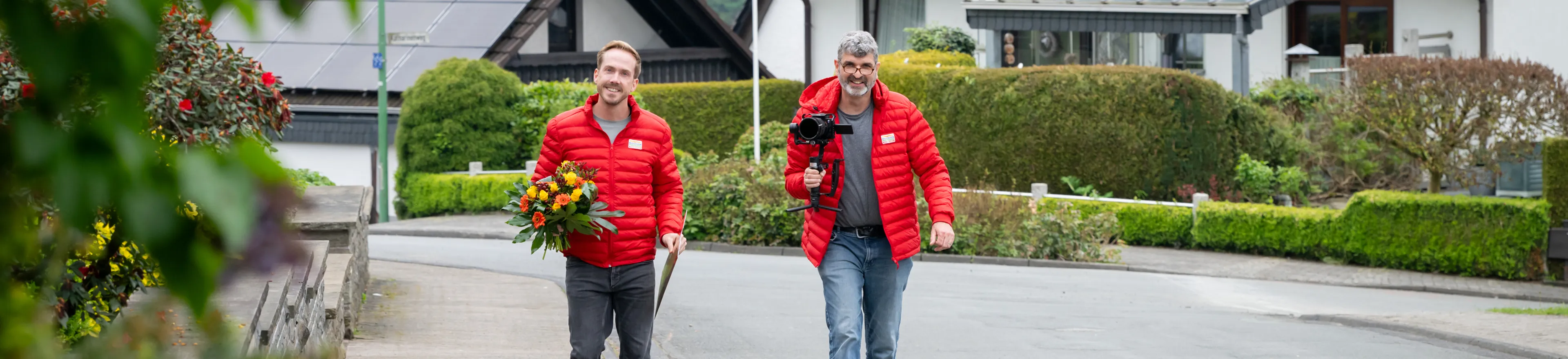 Der Moderator der Deutschen Postcode Lotterie überrascht den Straßenpreis-Gewinner in Olpe