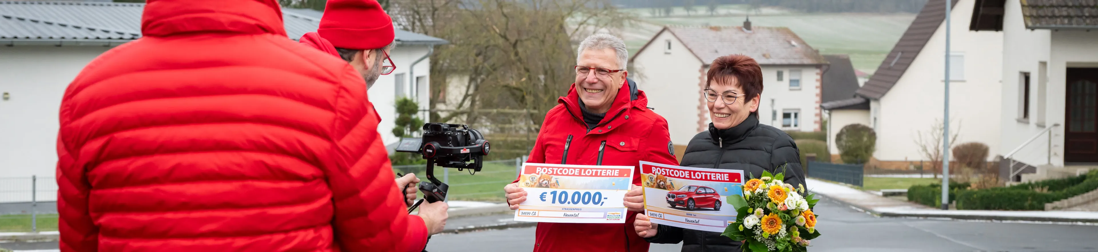 Glückliche Straßenpreis Gewinner in Neuental
