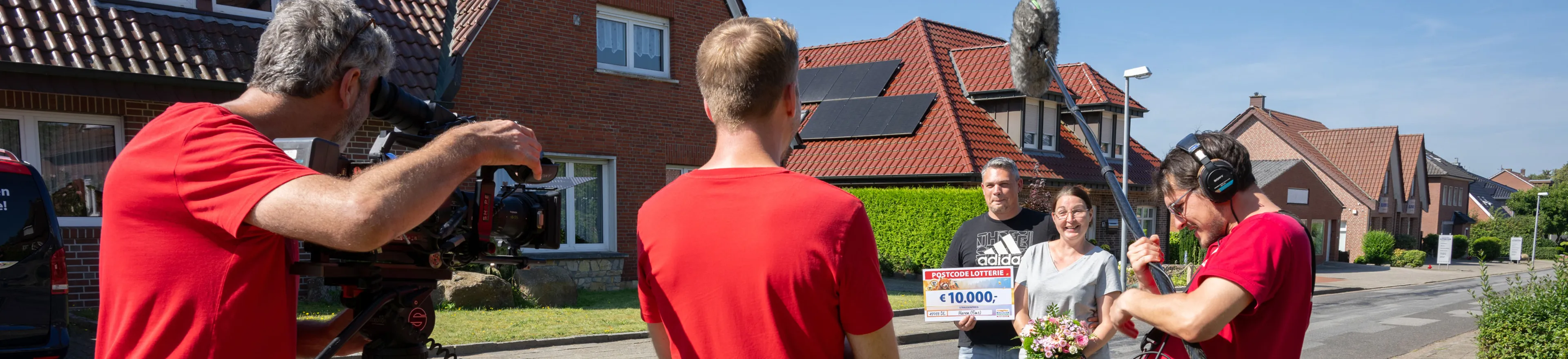 Postcode Lotterie Straßenpreis Gewinner und Kamerateam
