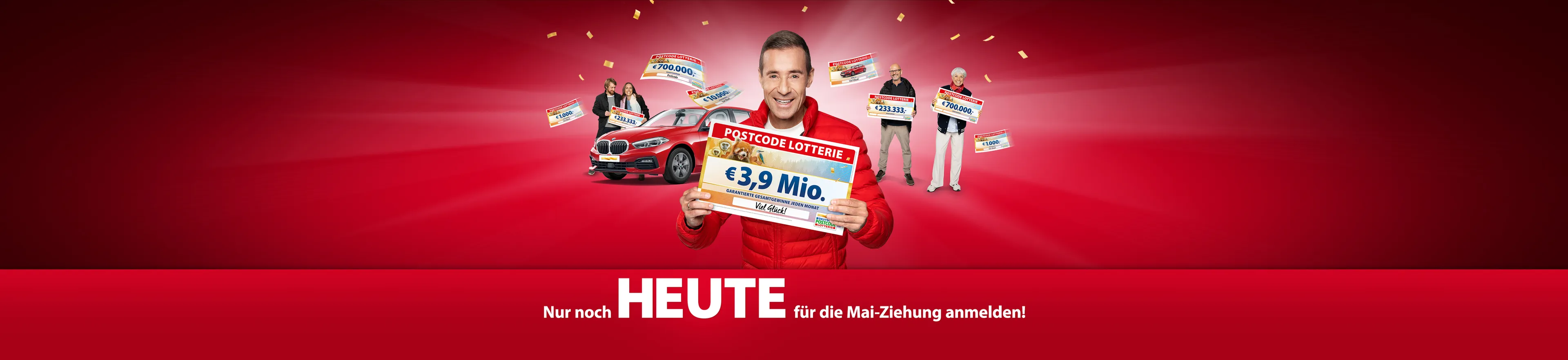 Kai Pflaume zeigt einen Scheck der Deutschen Postcode Lotterie