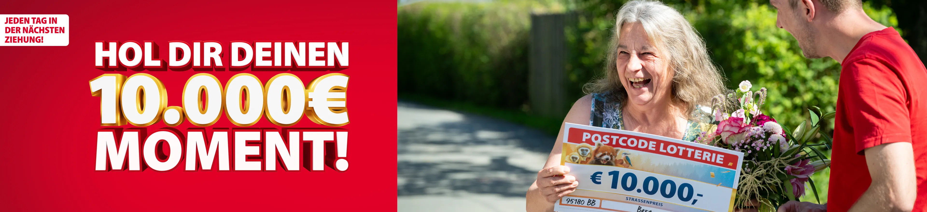Eine fröhliche Frau hält einen „Postcode Lotterie“-Scheck über 10.000 € und einen Blumenstrauß. Neben ihr steht eine lächelnde Person. Links im Bild ist ein rotes Banner mit Text zu sehen.