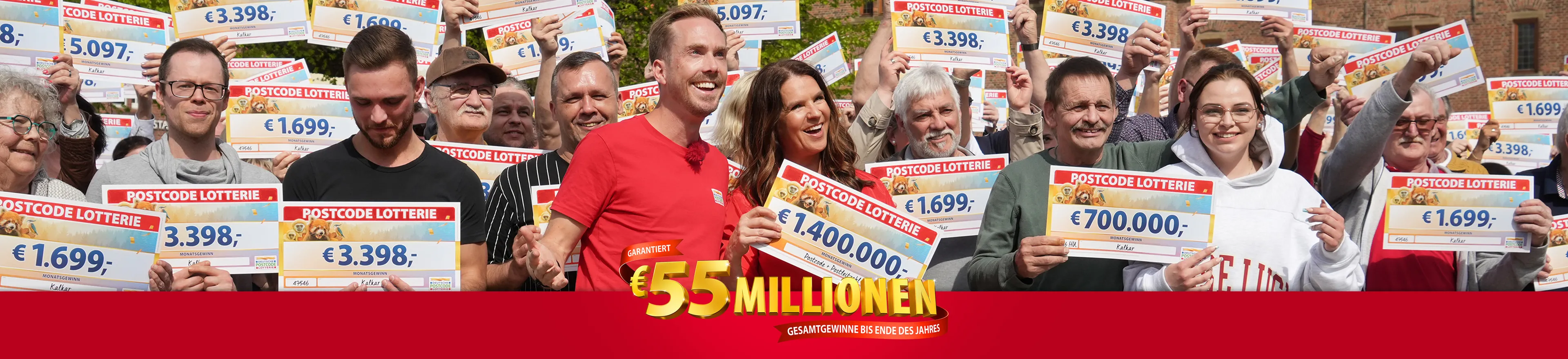 Glückliche Gewinnerinnen und Gewinner jubeln über den Monatsgewinn der Postcode Lotterie