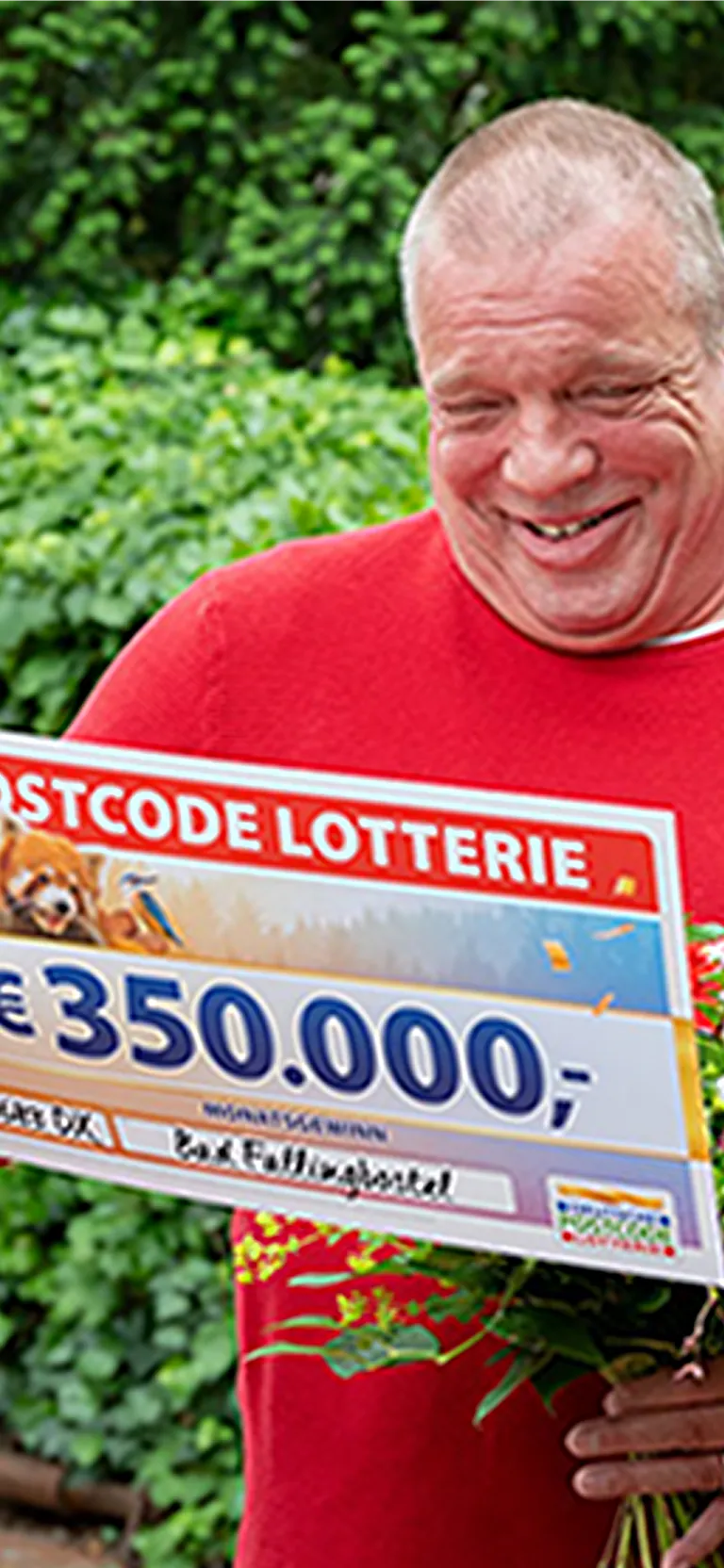 Lottogewinner freut sich über seinen Gewinn
