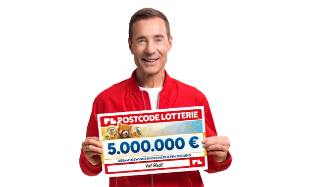 Mann in roter Jacke mit 5.000.000-Euro-Schild; daneben der Text „Rund 5 Millionen € Gesamtgewinne“ und „In der nächsten Ziehung“.