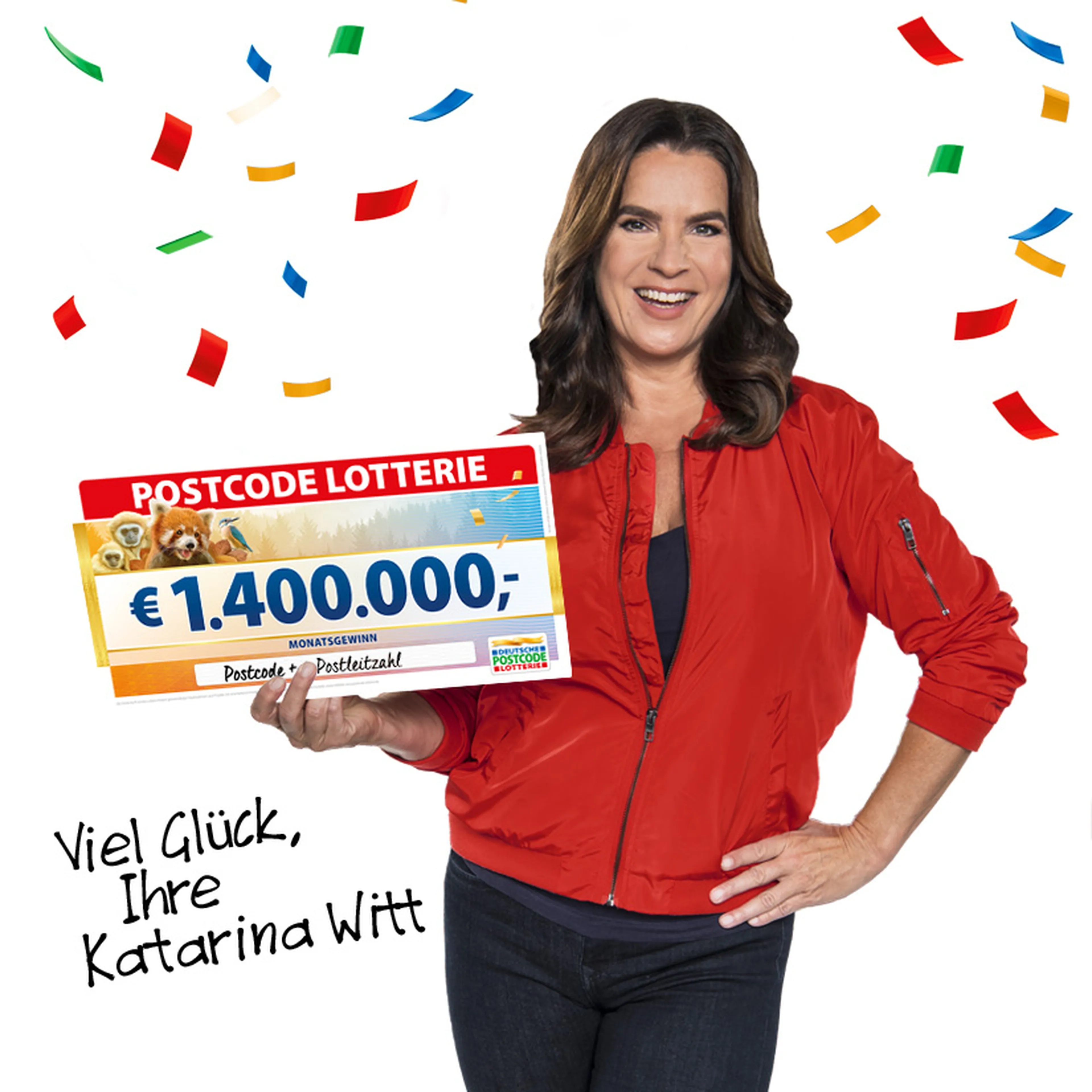 Katarina Witt hält einen Lotterieschein im Wert von 49,9 Millionen Euro in der Hand und wünscht Ihnen viel Glück