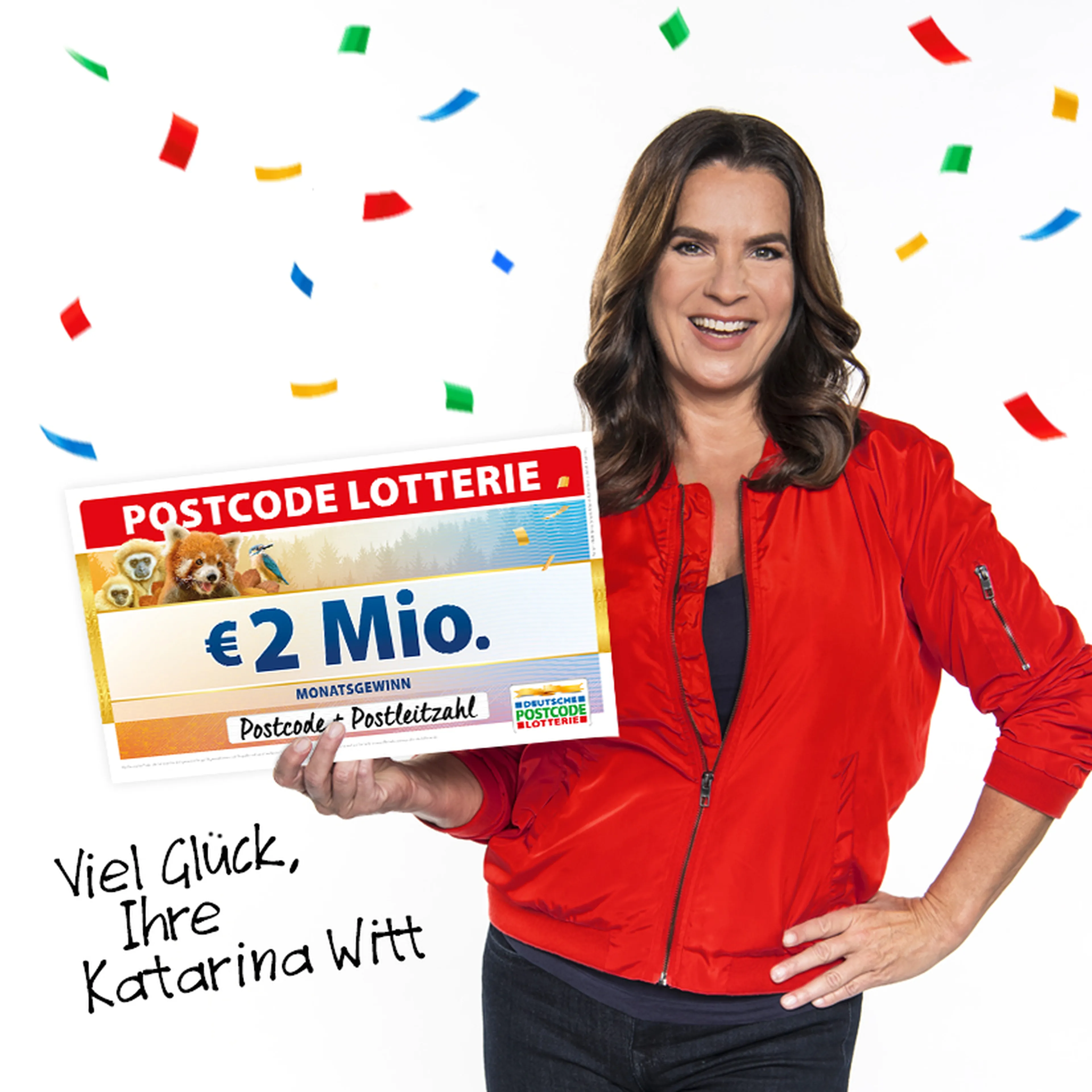 Katarina Witt hält einen Lotterieschein im Wert von 49,9 Millionen Euro in der Hand und wünscht Ihnen viel Glück