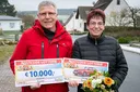 Strahlende Postcode Lotterie Gewinner; Straßenpreis; Neuental