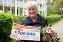 Die Gewinner des Monatsgewinns der Deutschen Postcode Lotterie jubeln