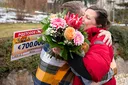 Gewinnerin umarmt ihren Mann