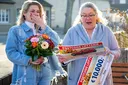 Gewinnerin freut sich über 10000 Euro und einen BMW 1er