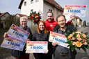 Gewinnerinnen und Gewinner beim Straßenpreis der Deutschen Postcode Lotterie