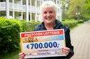 Die Monatsgewinnerin der Deutschen Postcode Lotterie freut sich über 700.000 Euro