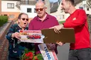 Gewinner der Deutschen Postcode Lotterie freuen sich über einen BMW 1er