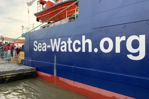 sea-watch-cfd853cdbb5bdb1f4cb3aa3e1a67922e.jpg