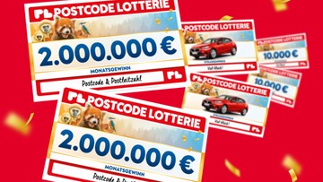 Bunte Lose der Postcode Lotterie auf rotem Hintergrund zeigen den Monatsgewinn von 2.000.000 Euro sowie kleinere Geld- und Autogewinne, umgeben von Konfetti.