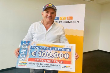 wolfram-mit-scheck.jpg