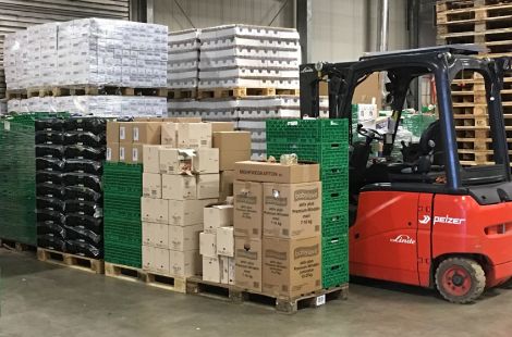 Um das große Volumen der gespendeten Lebensmittel lagern zu können, sind Hochregale für die Lagerhalle notwendig. Um das große Volumen der gespendeten Lebensmittel lagern zu können, sind Hochregale für die Lagerhalle notwendig.