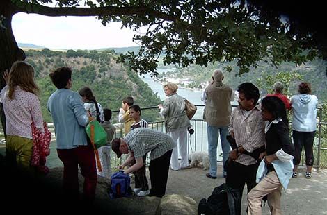 Beim Kooperationsprojekt 'Urlaub ohne Koffer' werden Erwerbslosen und Geringverdienern verschiedene Tages- und Mehrtagesfahrten für kleines Geld ermöglicht. Beim Kooperationsprojekt 'Urlaub ohne Koffer' werden Erwerbslosen und Geringverdienern verschiedene Tages- und Mehrtagesfahrten für kleines Geld ermöglicht.