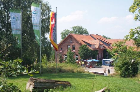 Auf dem Gut Herbigshagen hat die Heinz-Sielmann-Stiftung einen Schulbauernhof etabliert, um Kindern die Schönheit und den Wert der Natur näherzubringen. Auf dem Gut Herbigshagen hat die Heinz-Sielmann-Stiftung einen Schulbauernhof etabliert, um Kindern die Schönheit und den Wert der Natur näherzubringen.