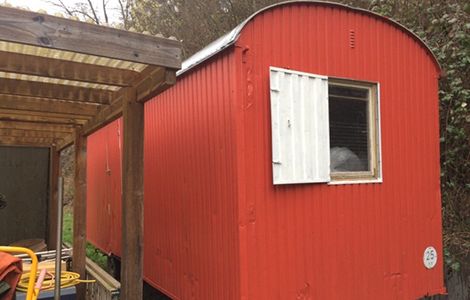 Beim Projekt 'Bauwagen für Kinder im Grünen' wird in Zusammenarbeit mit den Mitarbeitern des Trägers ein baufälliger Bauwagen durch das handwerkliche Geschick von Kindern und Jugendlichen saniert. Beim Projekt 'Bauwagen für Kinder im Grünen' wird in Zusammenarbeit mit den Mitarbeitern des Trägers ein baufälliger Bauwagen durch das handwerkliche Geschick von Kindern und Jugendlichen saniert.