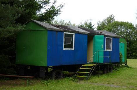Auf der Insel Usedom stellt das Landschulheim Peenemünde zwei sanierungsbedürftige Bauwagen bereit, die schon bald als Ferienziel dienen sollen. Auf der Insel Usedom stellt das Landschulheim Peenemünde zwei sanierungsbedürftige Bauwagen bereit, die schon bald als Ferienziel dienen sollen.