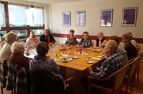Im 'Selbsthilfecafé Demenz' soll ein reger Informationsaustausch zum Thema Pflege und Entlastungsmöglichkeiten der Angehörigen stattfinden. Im 'Selbsthilfecafé Demenz' soll ein reger Informationsaustausch zum Thema Pflege und Entlastungsmöglichkeiten der Angehörigen stattfinden.