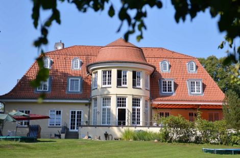 Der Verein 'Hände für Kinder e.V.' hat mit dem Neuen Kupferhof im Norden Hamburgs eine Ergänzung zu den bestehenden Kinderhospizen geschaffen. Der Verein 'Hände für Kinder e.V.' hat mit dem Neuen Kupferhof im Norden Hamburgs eine Ergänzung zu den bestehenden Kinderhospizen geschaffen.
