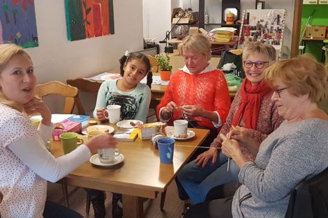 Die Nähwerkstatt vom Arbeitskreis für Flüchtlinge in Sülz wird dank der Deutschen Postcode Lotterie neu ausgestattet Die Nähwerkstatt vom Arbeitskreis für Flüchtlinge in Sülz wird dank der Deutschen Postcode Lotterie neu ausgestattet