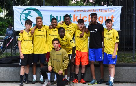 Wöchentlich kicken mehr als 4.000 Kinder und Jugendliche aus 100 verschiedenen Kulturen und Ländern auf verschiedenen Bolzplätzen, Schulsportanlagen oder einfach auf der Wiese . Wöchentlich kicken mehr als 4.000 Kinder und Jugendliche aus 100 verschiedenen Kulturen und Ländern auf verschiedenen Bolzplätzen, Schulsportanlagen oder einfach auf der Wiese .