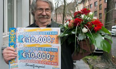 Unser 1. Straßenpreis-Gewinner im Dezember freut sich in Dusiburg Unser 1. Straßenpreis-Gewinner im Dezember freut sich in Dusiburg