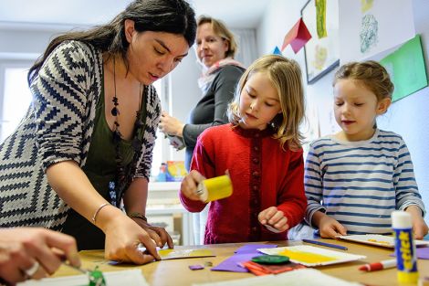 In der Kunstwerkstatt des Mehrgenerationenhauses kann mit den Kindern gebastelt werden. In der Kunstwerkstatt des Mehrgenerationenhauses kann mit den Kindern gebastelt werden.