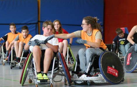 Rollstuhl-Rugby macht langsam aber sicher Schule und soll nun als Inklusionsprojekt auch in den Sportunterricht integriert werden. Rollstuhl-Rugby macht langsam aber sicher Schule und soll nun als Inklusionsprojekt auch in den Sportunterricht integriert werden.