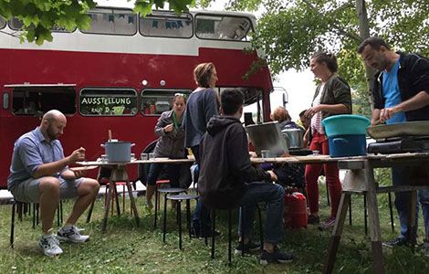 Mit diesem Bus bringt unser Förderprojekt Menschen zusammen Mit diesem Bus bringt unser Förderprojekt Menschen zusammen