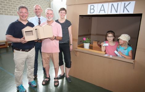 Ganz neu im Programm ist ein Plan- und Rollenspiel, das Kindern einen Zugang zu dem komplexen System einer Stadt ermöglicht und in dem sie weitgehend frei entscheiden können. Ganz neu im Programm ist ein Plan- und Rollenspiel, das Kindern einen Zugang zu dem komplexen System einer Stadt ermöglicht und in dem sie weitgehend frei entscheiden können.