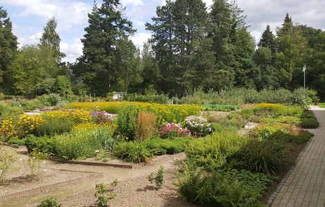 Im vergangenen Jahr wurde ein barrierefreier Lehr- und Versuchsgarten ins Leben gerufen, der die Öffentlichkeit über eine Vielzahl von wechselnden Naturthemen informieren soll. Im vergangenen Jahr wurde ein barrierefreier Lehr- und Versuchsgarten ins Leben gerufen, der die Öffentlichkeit über eine Vielzahl von wechselnden Naturthemen informieren soll.